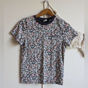 Levi’s soft floral tee, size large